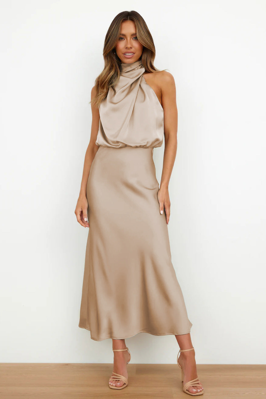 Carlina | Robe longue en satin avec col halter
