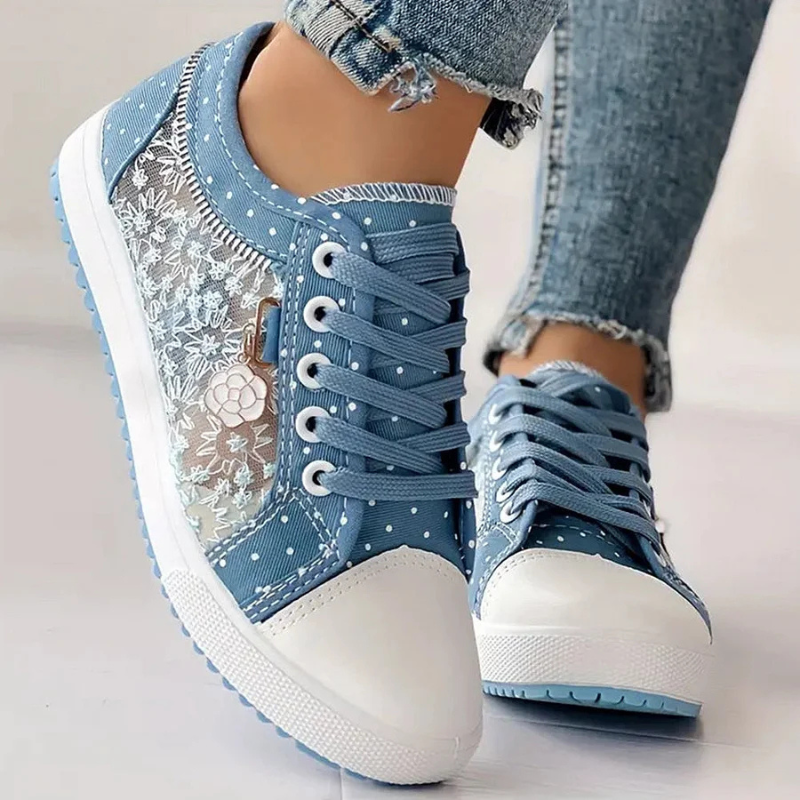 Lirio | Chaussures en dentelle florale avec détails en denim